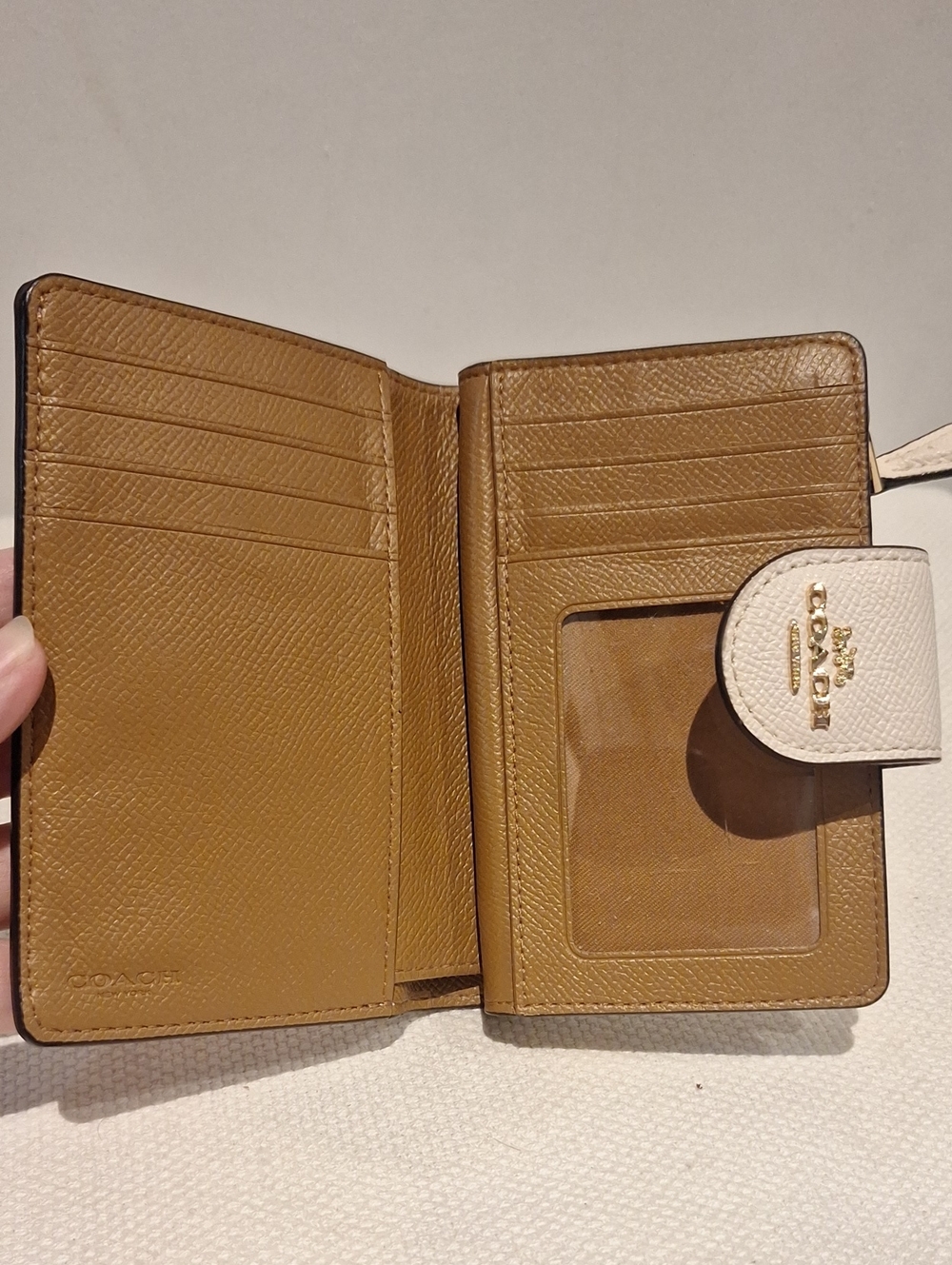 Coach Cream Leather Wallet with Gold Logo - Picture 4 of 6